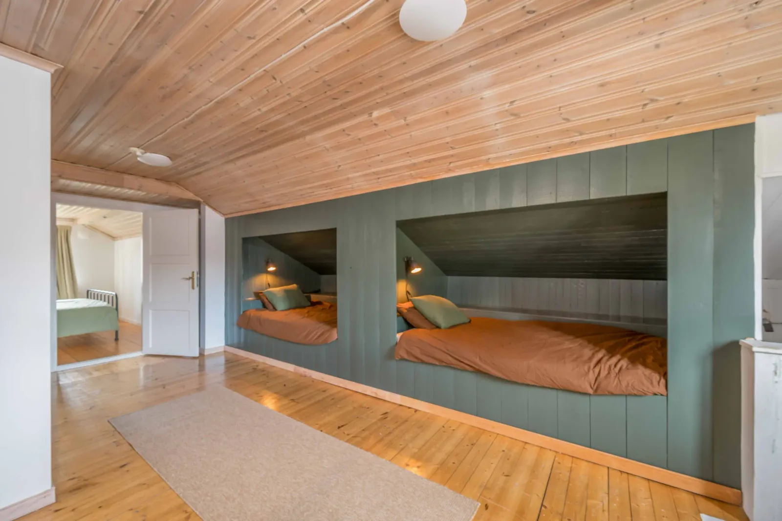 Kamer met twee ingebouwde bedstee-bedden