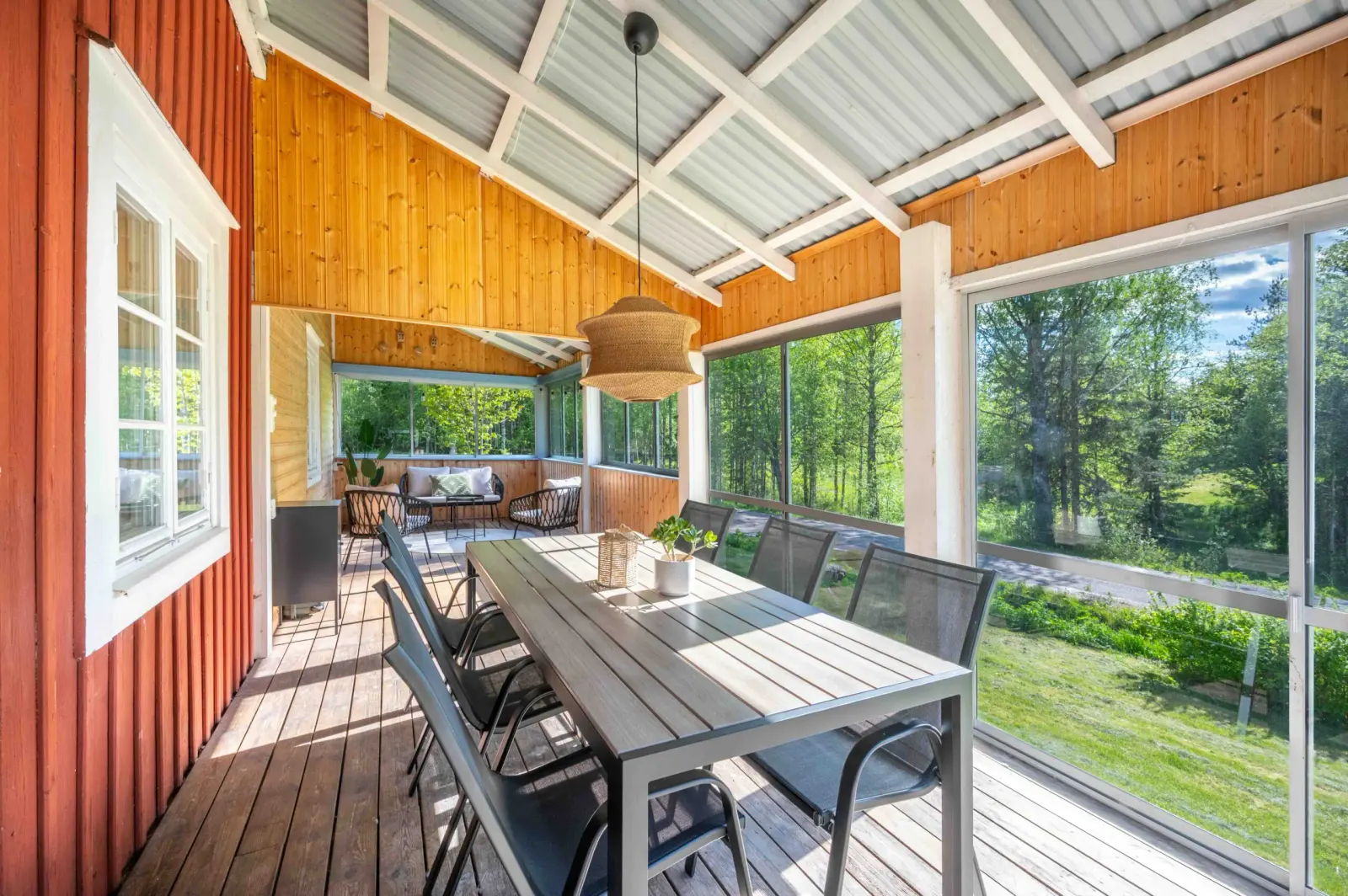 Veranda met eettafel en uitzicht op het bos