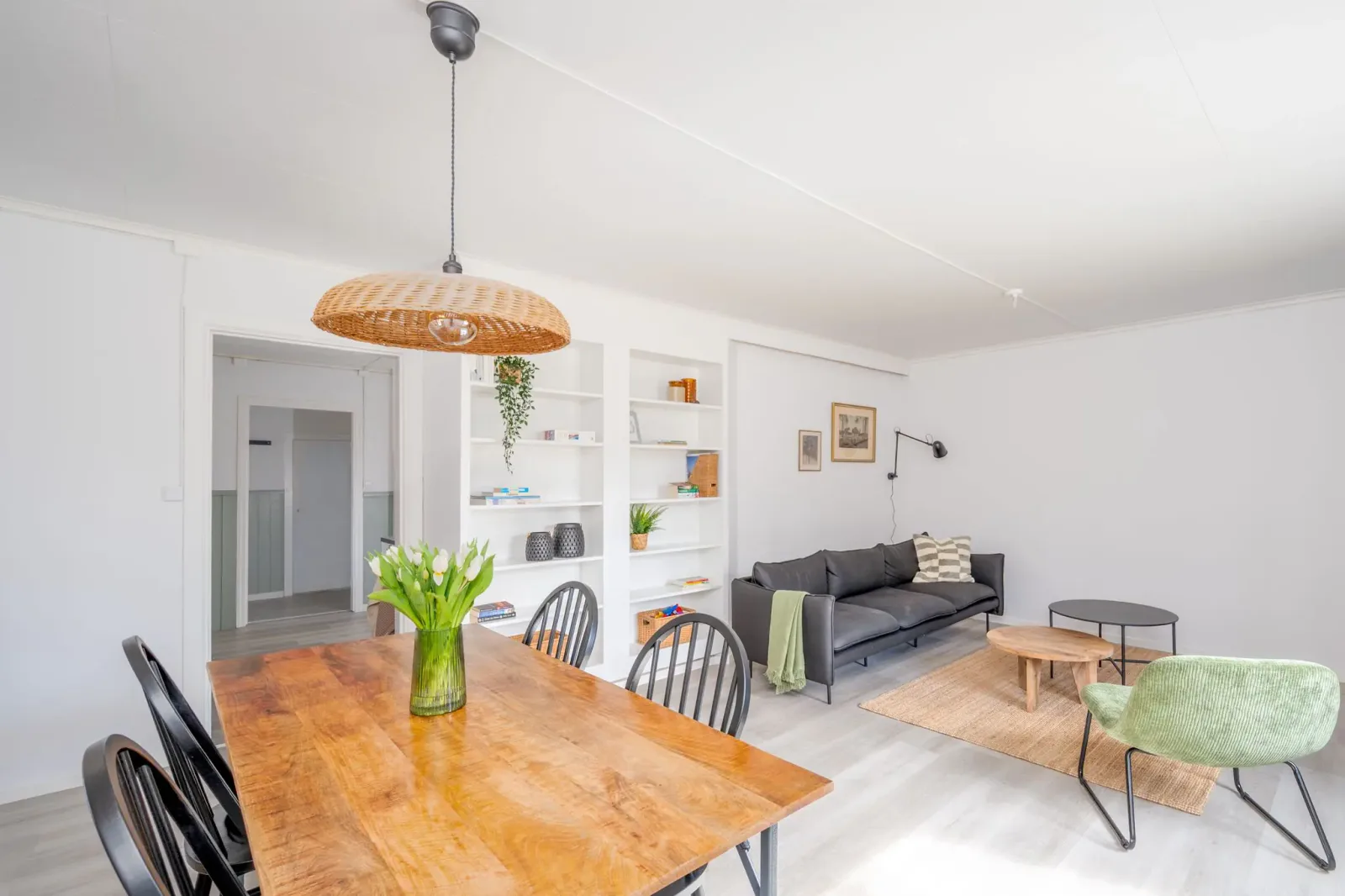 Woonkamer met eettafel en zithoek