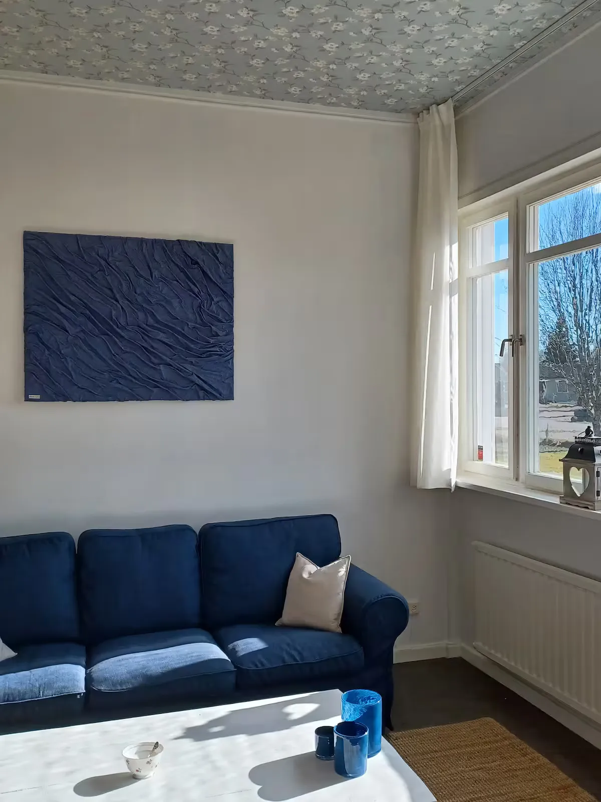 De woonkamer van het appartement