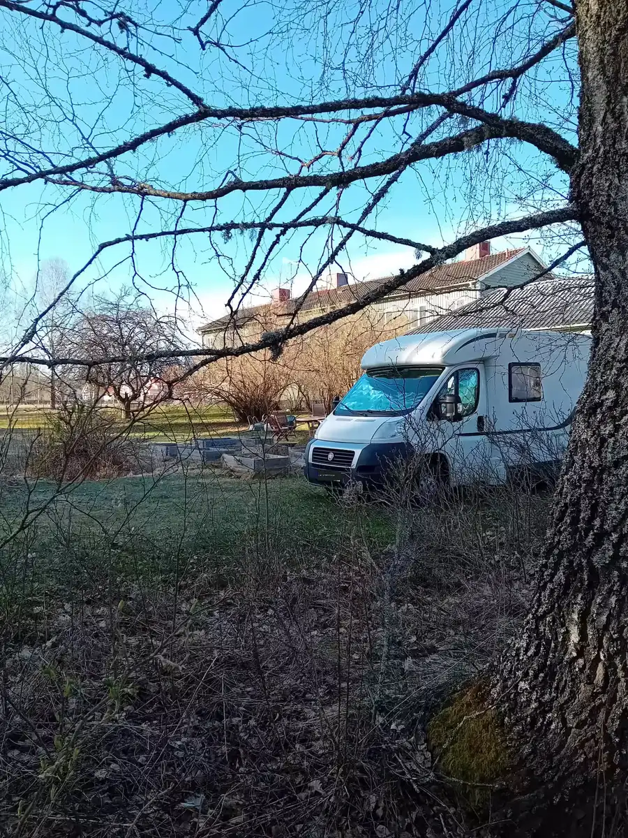 Kampeerplek voor de camper in de tuin