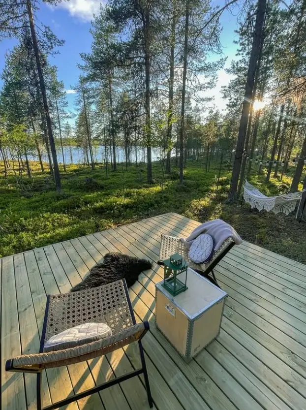 Het terras bij de glampingtent aan het meer