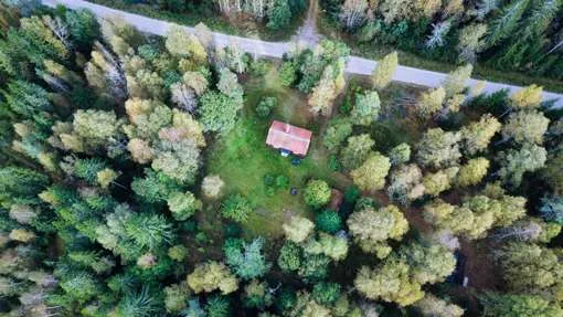 Het rode vakantiehuisje Nalagom in de bossen bij Ludvika