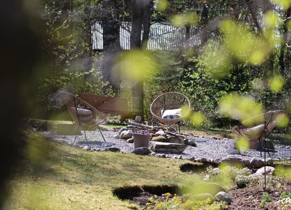 De tuin met vuurplaats bij het huisje