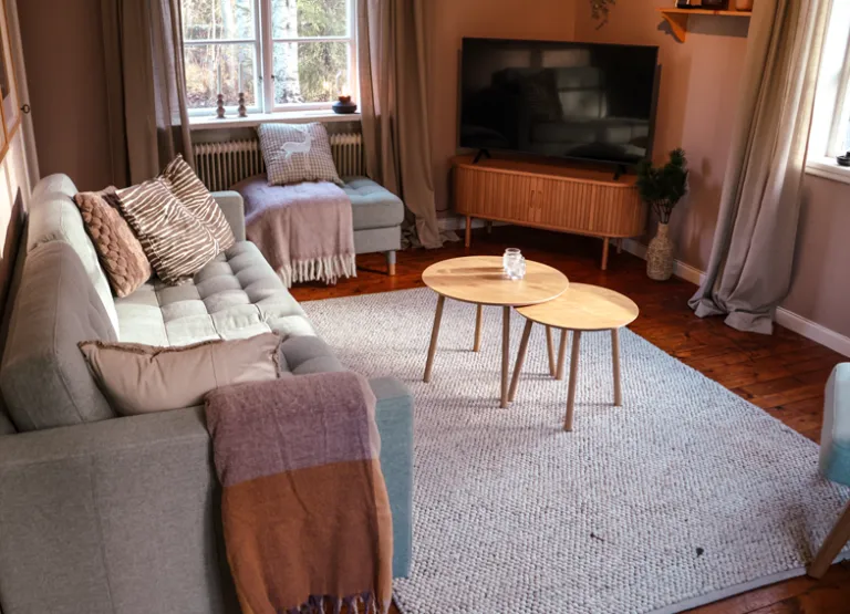 De woonkamer met uitzicht op het bos