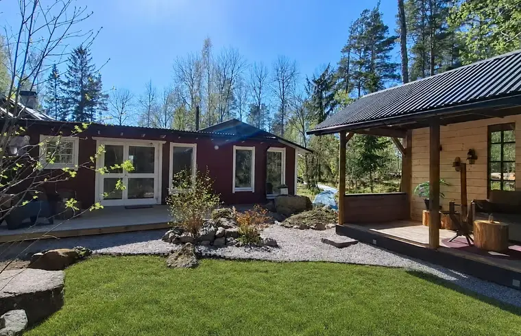 De omheinde tuin van Roan's Lodge met uitzicht op het bos