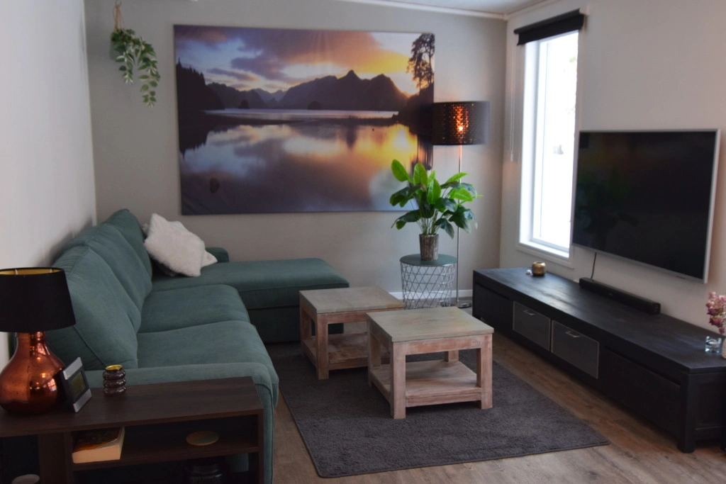 De woonkamer met zithoek